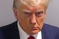 Hněv v obličeji a výraz sociopata: Expertka popsala, jak se tvářil Trump na své vězeňské fotce