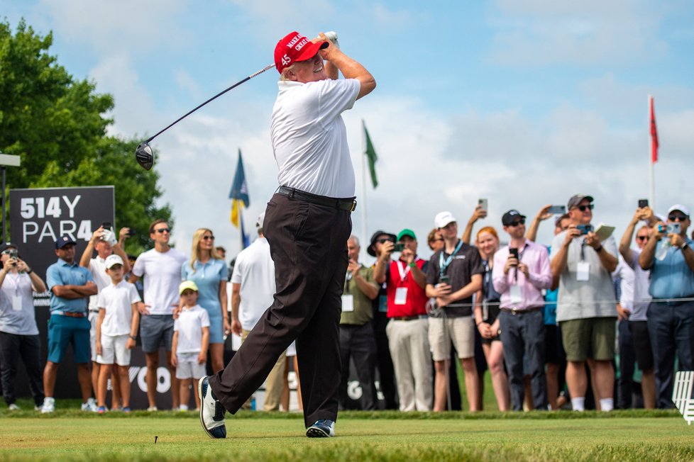 Donald Trump při golfu na svém hřišti v New Jersey