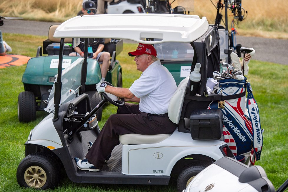 Donald Trump při golfu na svém hřišti v New Jersey.