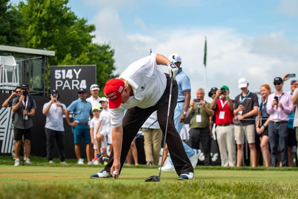 Donald Trump při golfu na svém hřišti v New Jersey