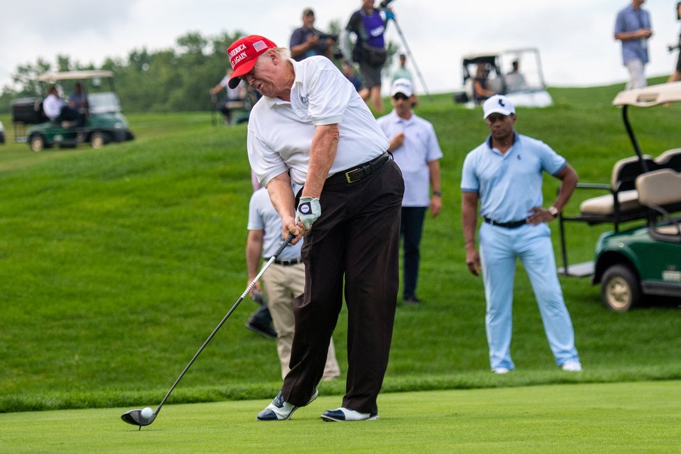 Donald Trump při golfu na svém hřišti v New Jersey.