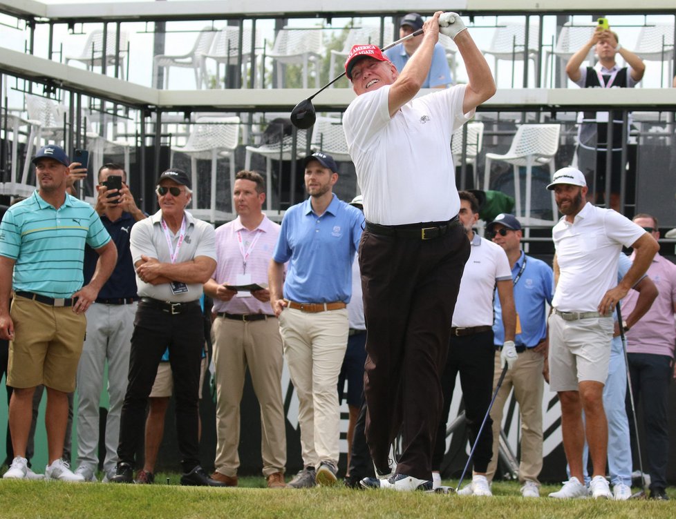 Donald Trump při golfu na svém hřišti v New Jersey