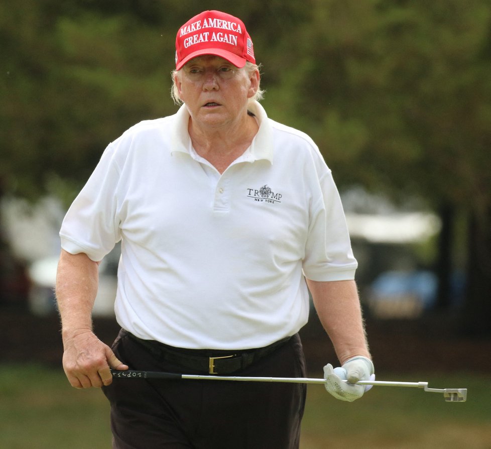 Donald Trump při golfu na svém hřišti v New Jersey.