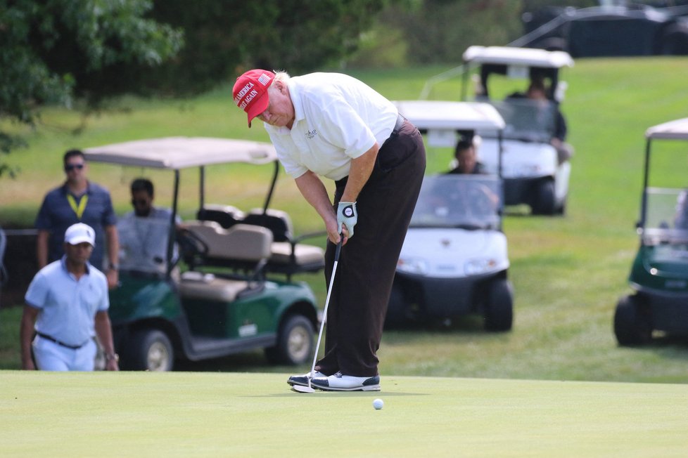 Donald Trump při golfu na svém hřišti v New Jersey.