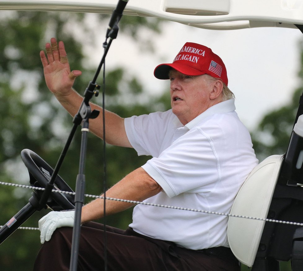 Donald Trump při golfu na svém hřišti v New Jersey