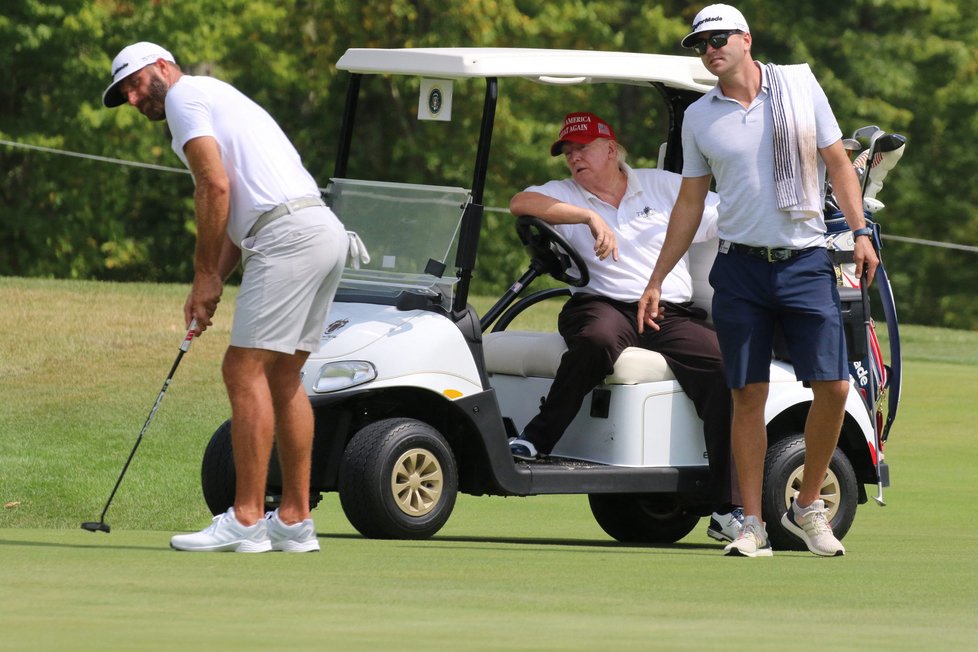 Donald Trump při golfu na svém hřišti v New Jersey