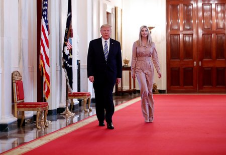 Prezident USA Donald Trump s dcerou a poradkyní Ivankou Trumpovou.