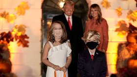 Prezident USA Donald Trump s manželkou Melanií během oslav Halloweenu, (26.10.2020). Jedna dvojice dětí se převlékla za první dámu a prezidenta.