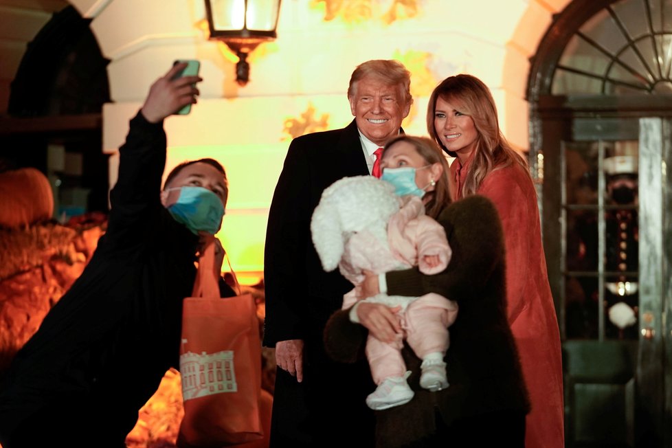 Prezident USA Donald Trump s manželkou Melanií během oslav Halloweenu, (26.10.2020).