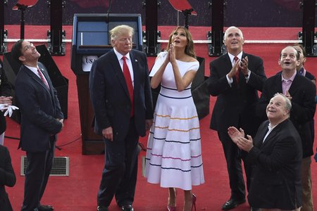 Americký prezident Donald Trump s manželkou Melanií pozorují stíhačky během oslav Dne nezávislosti.