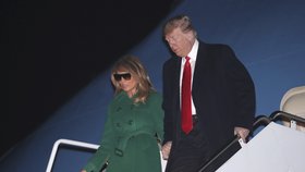 Prezident Trump s Melanií po příletu z Iráku. První dáma zaskočila koženými kalhoty, z dálky to působilo, že pod kabátem nic nemá.
