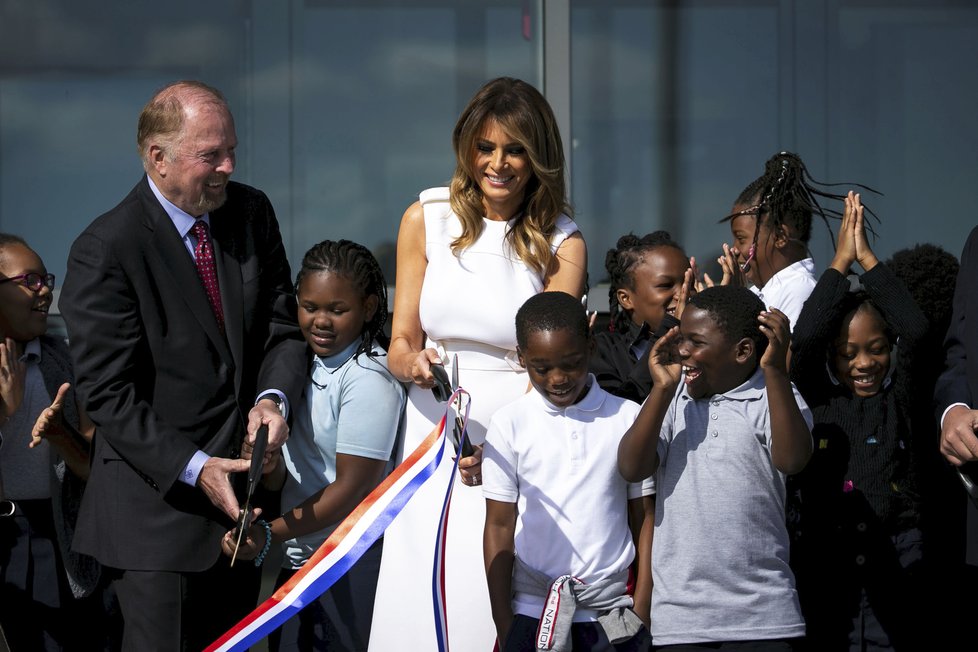 První dáma USA Melania Trumpová znovuotevřela Washingtonův památník. (19.09.2019)