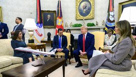 Prezident USA Donald Trump s manželkou Melanií a guatemalským prvním párem, prezidentem Jimmym Moralesem a jeho chotí Patricií