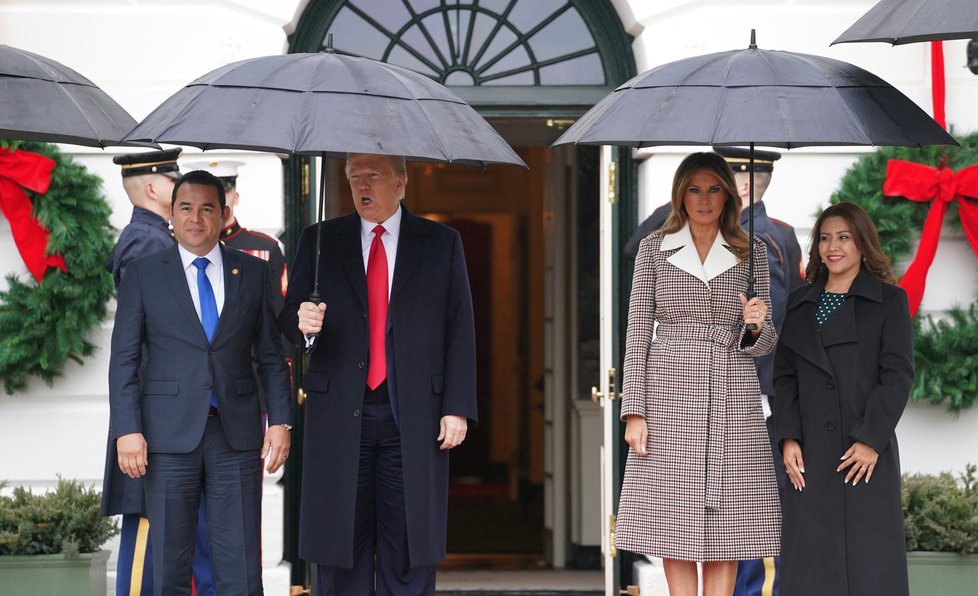 Prezident USA Donald Trump s manželkou Melanií a guatemalským prvním párem, prezidentem Jimmym Moralesem a jeho chotí Patricií.