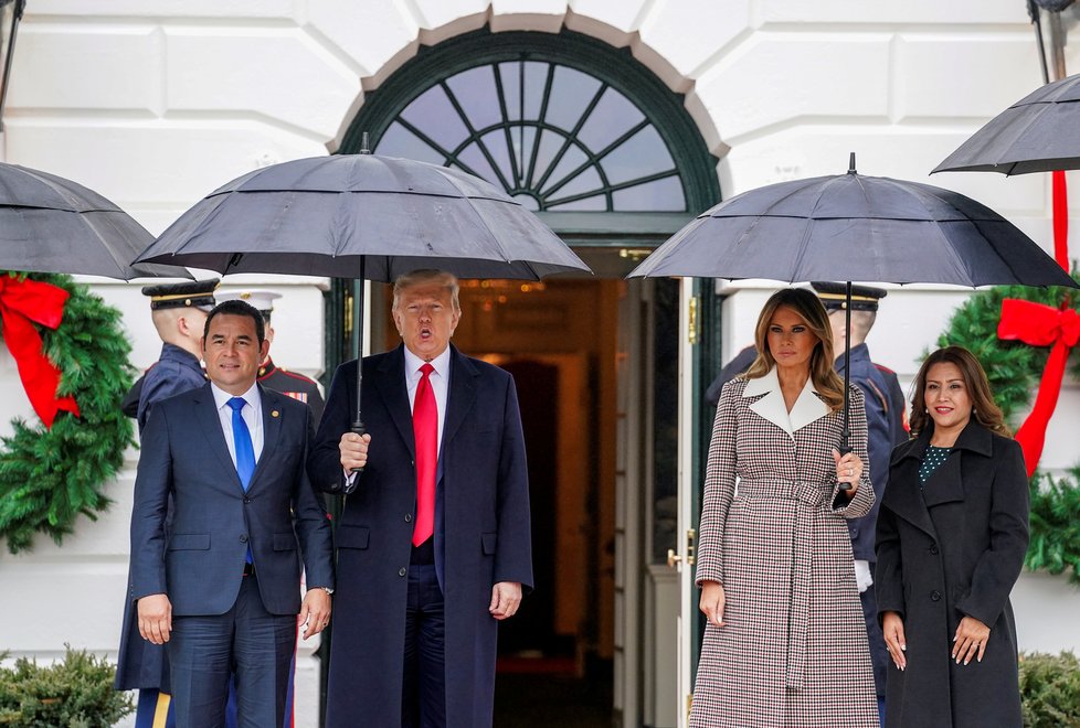 Prezident USA Donald Trump s manželkou Melanií a guatemalským prvním párem, prezidentem Jimmym Moralesem a jeho chotí Patricií.