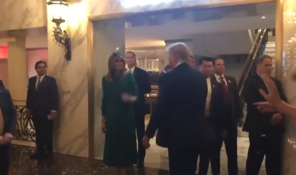 Trumpovi vyrazili na večeři do washingtonského steakhousu.