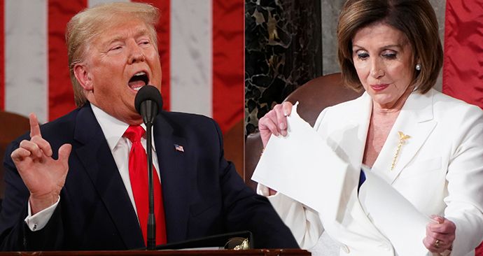 Prezident Donald Trump přednesl projev o stavu unie, šéfka Sněmovny Nancy Pelosiová pak roztrhala papíry s jeho řečí (4. 2. 2020)