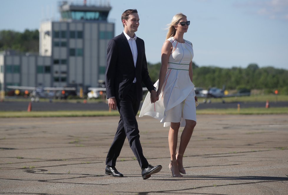 Prezidenta do New Jersey na golf doprovodila jeho dcera Ivanka s manželem Jaredem Kushnerem.