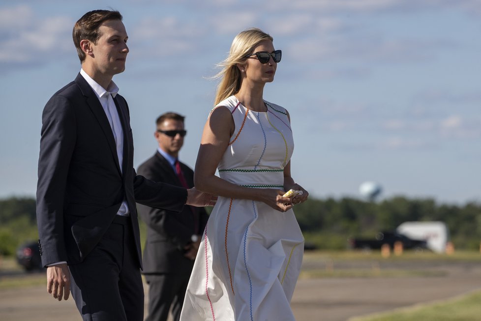 Prezidenta do New Jersey na golf doprovodila jeho dcera Ivanka s manželem Jaredem Kushnerem.