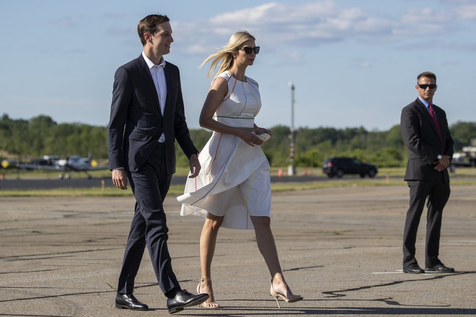 Prezidenta do New Jersey na golf doprovodila jeho dcera Ivanka s manželem Jaredem Kushnerem.