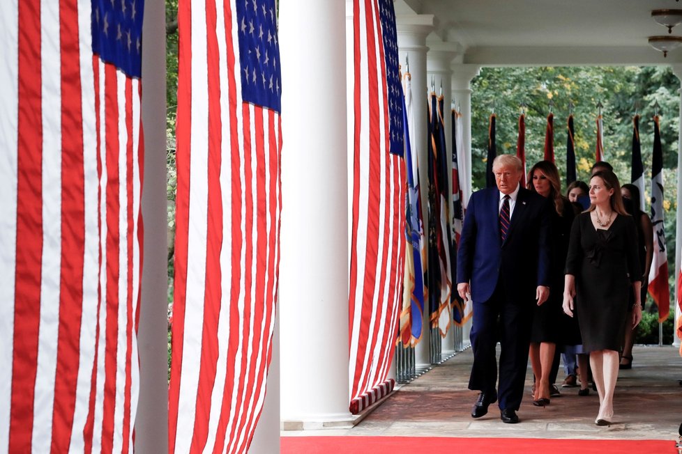 Americký prezident Donald Trump si za kandidátku na novou soudkyni Nejvyššího soudu USA vybral Amy Coneyovou Barrettovou.