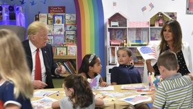 Americký prezident Donald Trump při návštěvě dětské nemocnice v Ohiu. Při kreslení si zřejmě popletl barvy pruhů na americké vlajce. Na snímku s dětmi a první dámou.