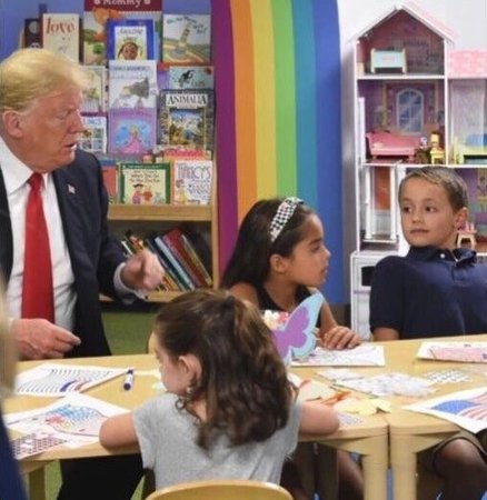 Americký prezident Donald Trump při návštěvě dětské nemocnice v Ohiu. Při kreslení si zřejmě popletl barvy pruhů na americké vlajce.