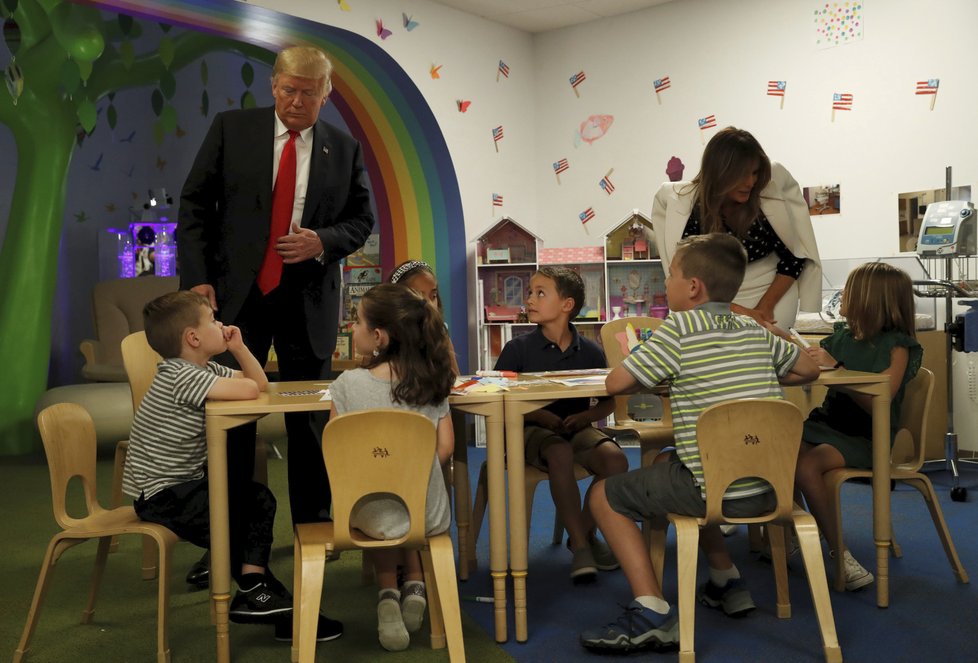 Americký prezident Donald Trump při návštěvě dětské nemocnice v Ohiu. Při kreslení si zřejmě popletl barvy pruhů na americké vlajce.Na snímku s dětmi a první dámou.