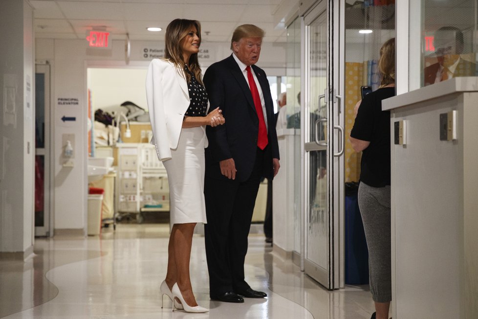Americký prezident Donald Trump při návštěvě dětské nemocnice v Ohiu. Při kreslení si zřejmě popletl barvy pruhů na americké vlajce. Na snímku s první dámou.