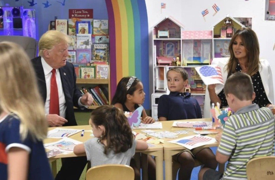 Americký prezident Donald Trump při návštěvě dětské nemocnice v Ohiu. Při kreslení si zřejmě popletl barvy pruhů na americké vlajce.Na snímku s dětmi a první dámou.