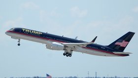 Letadlo s Donaldem Trumpem při odletu z Floridy. (3.4.2023)