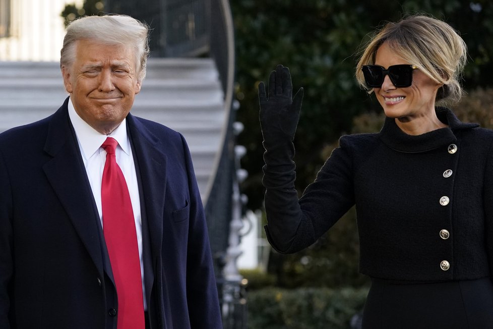 Donald Trump s manželkou při odchodu z Bílého domu.