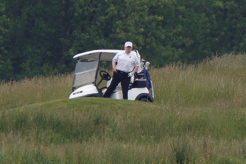 Prezident USA Donald Trump na golfu.