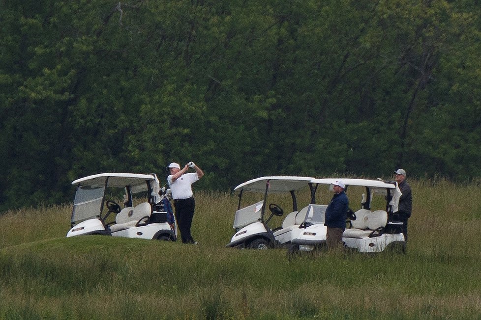 Prezident USA Donald Trump na golfu.