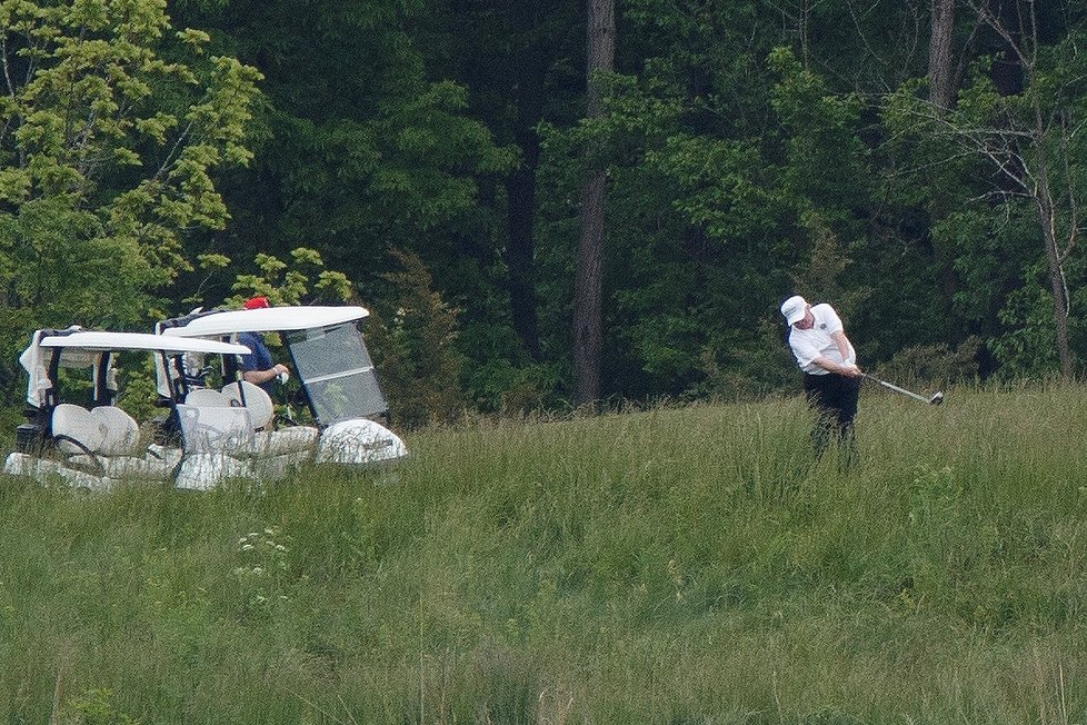 Prezident USA Donald Trump na golfu.