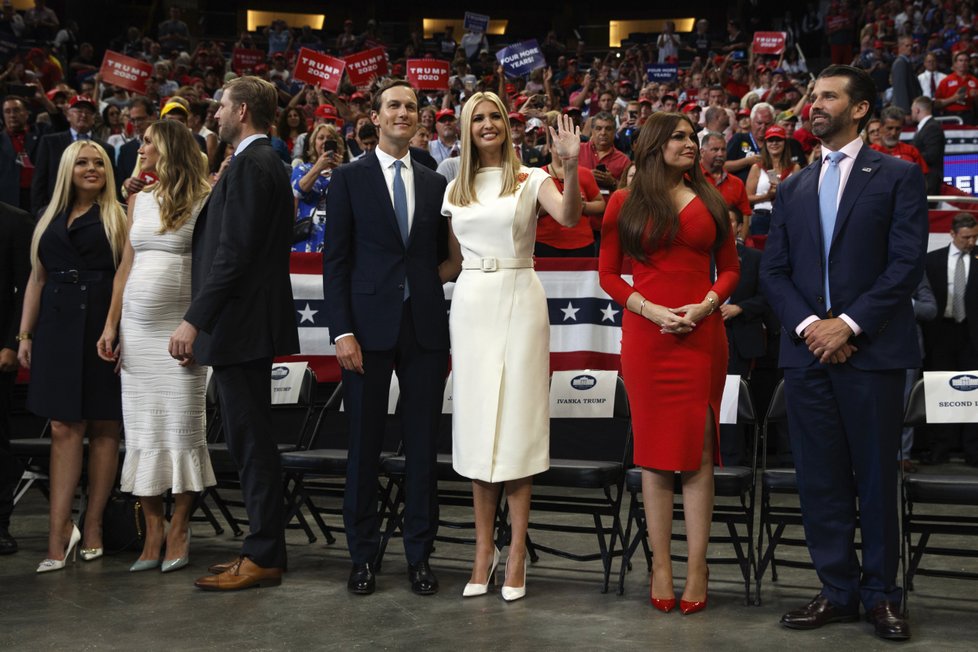 Donald Trump zahájil prezidentskou kampaň pro volby 2020. Na mítink ho doprovodila manželka i děti.