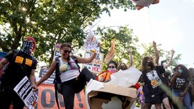 Demonstranti před Bílým domem na Trumpovy narozeniny rozšlapali narozeninový dort.