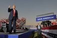 Politické divadlo v USA: Proč Demokratická strana posílá milióny Trumpovým …