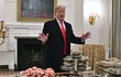 USA svírá rozpočtová krize. Prezident Trump musel za vlastní peníze uspořádat hostinu pro univerzitní sportovce, objednal jim pizzu a hamburgery z "Mekáče".
