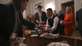 USA svírá rozpočtová krize. Prezident Trump musel za vlastní peníze uspořádat hostinu pro univerzitní sportovce, objednal jim pizzu a hamburgery z „Mekáče".