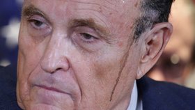 Trumpův právník Rudy Giuliani si zřejmě barví vlasy.