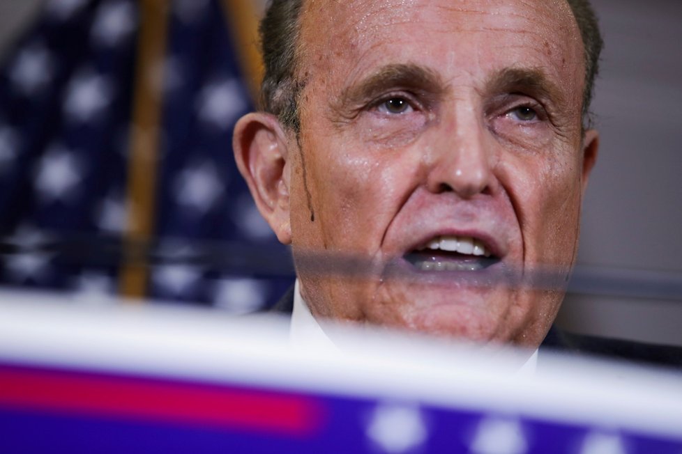 Trumpův právník Rudy Giuliani si zřejmě barví vlasy.