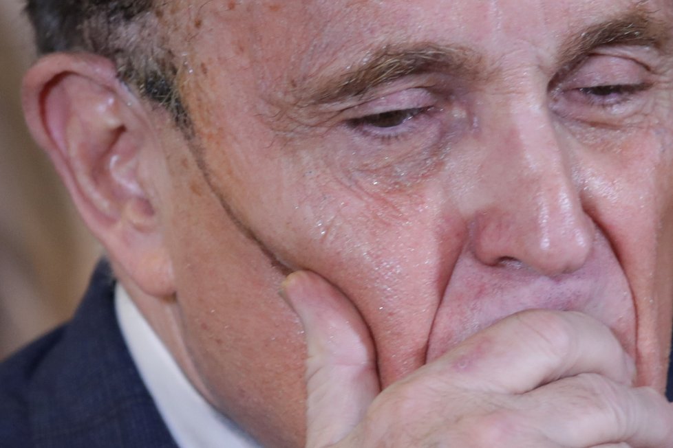 Trumpův právník Rudy Giuliani si zřejmě barví vlasy.