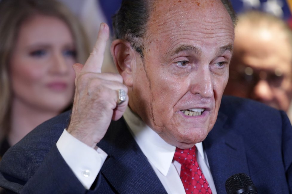 Trumpův právník Rudy Giuliani si zřejmě barví vlasy.