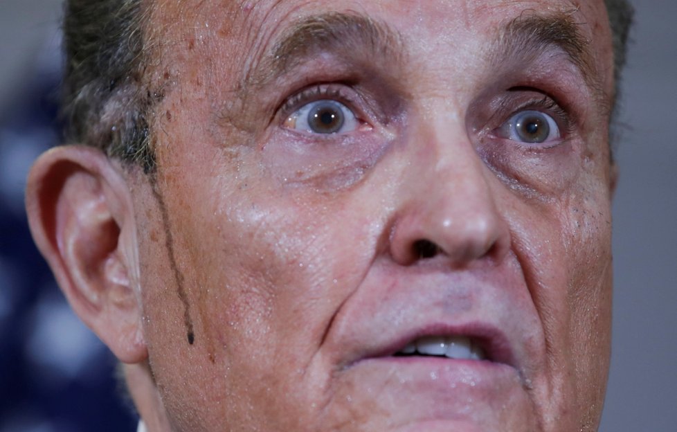 Trumpův právník Rudy Giuliani si zřejmě barví vlasy.