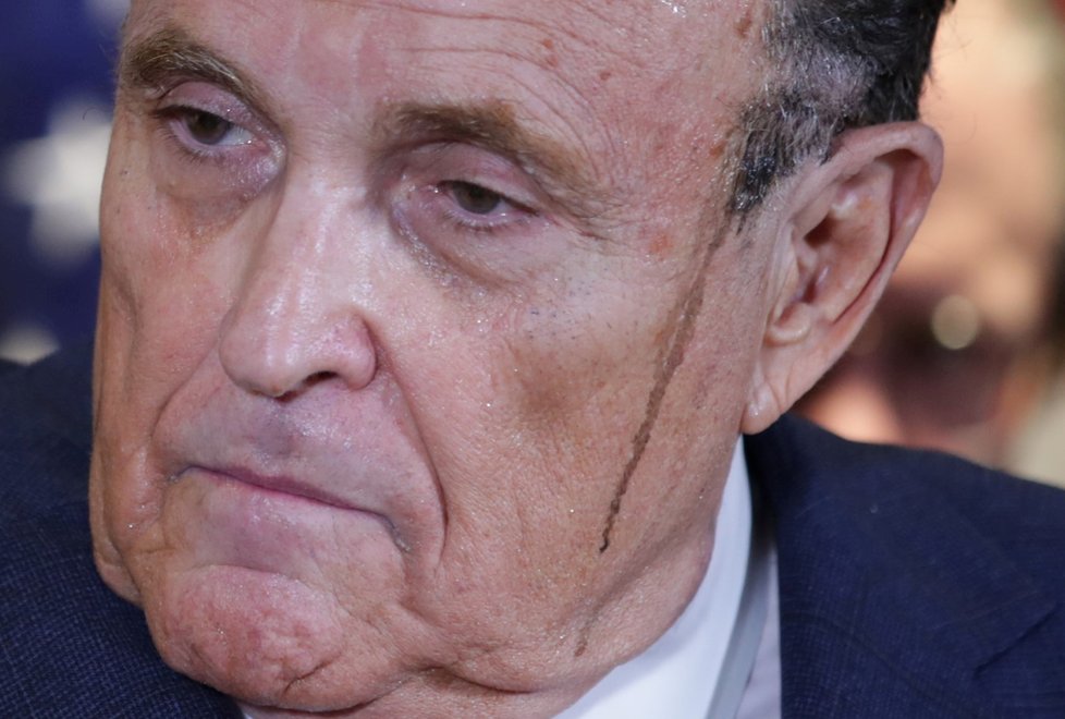 Trumpův právník Rudy Giuliani si zřejmě barví vlasy.