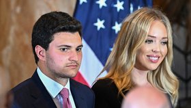 Trumpova dcera Tiffany s manželem  Michaelem Boulosem na tiskovce svého otce. (5.5.2023)