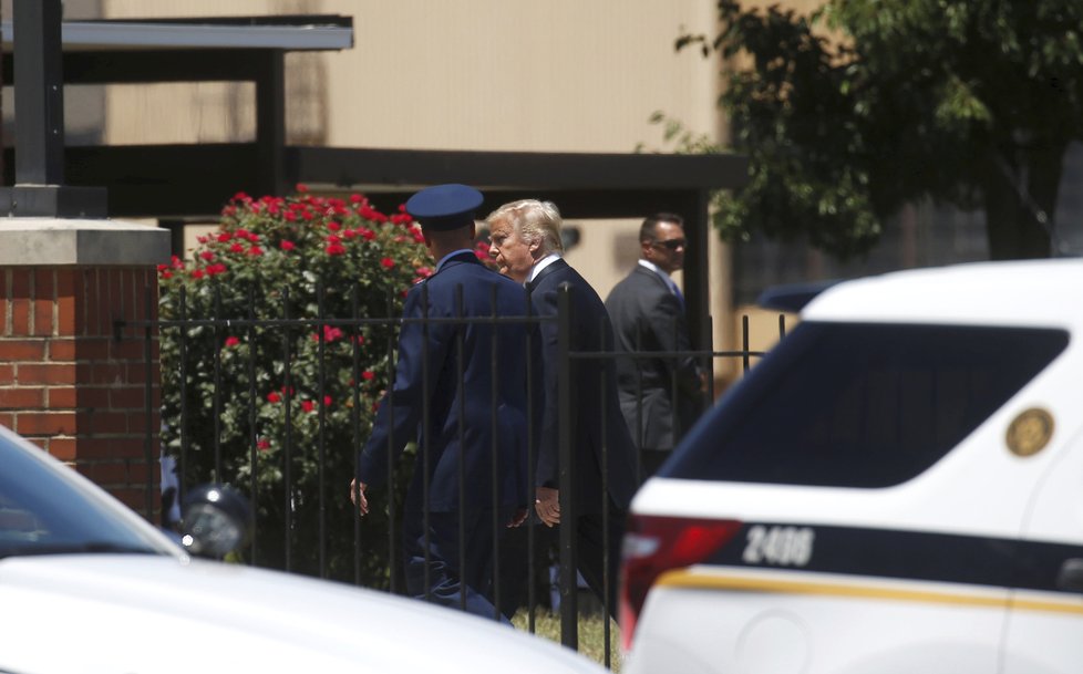 Americký prezident Donald Trump se s manželkou Melanií připojil k přebírání těla zemřelého agenta.