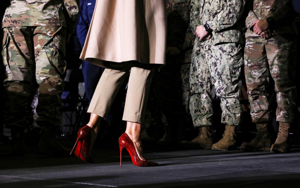 První dáma USA Melania Trumpová zbožňuje lodičky s vysokými jehlovými podpatky, na snímku v botách od Christiana Louboutina.