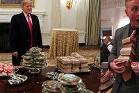 300 hamburgerů a pizza: Trump hostil v Bílém domě fotbalisty, jídlo objednal z fast foodu